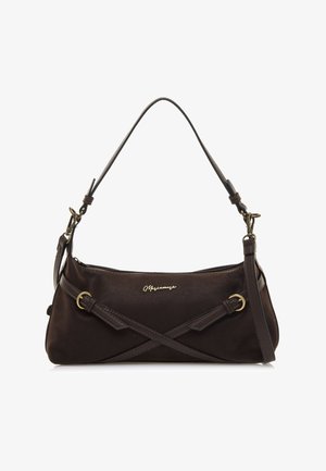 Bolso de mano de cuero marrón con una textura suave, correas dobles y un diseño cruzado. Presenta herrajes en tono dorado y un acento de logo sutil.