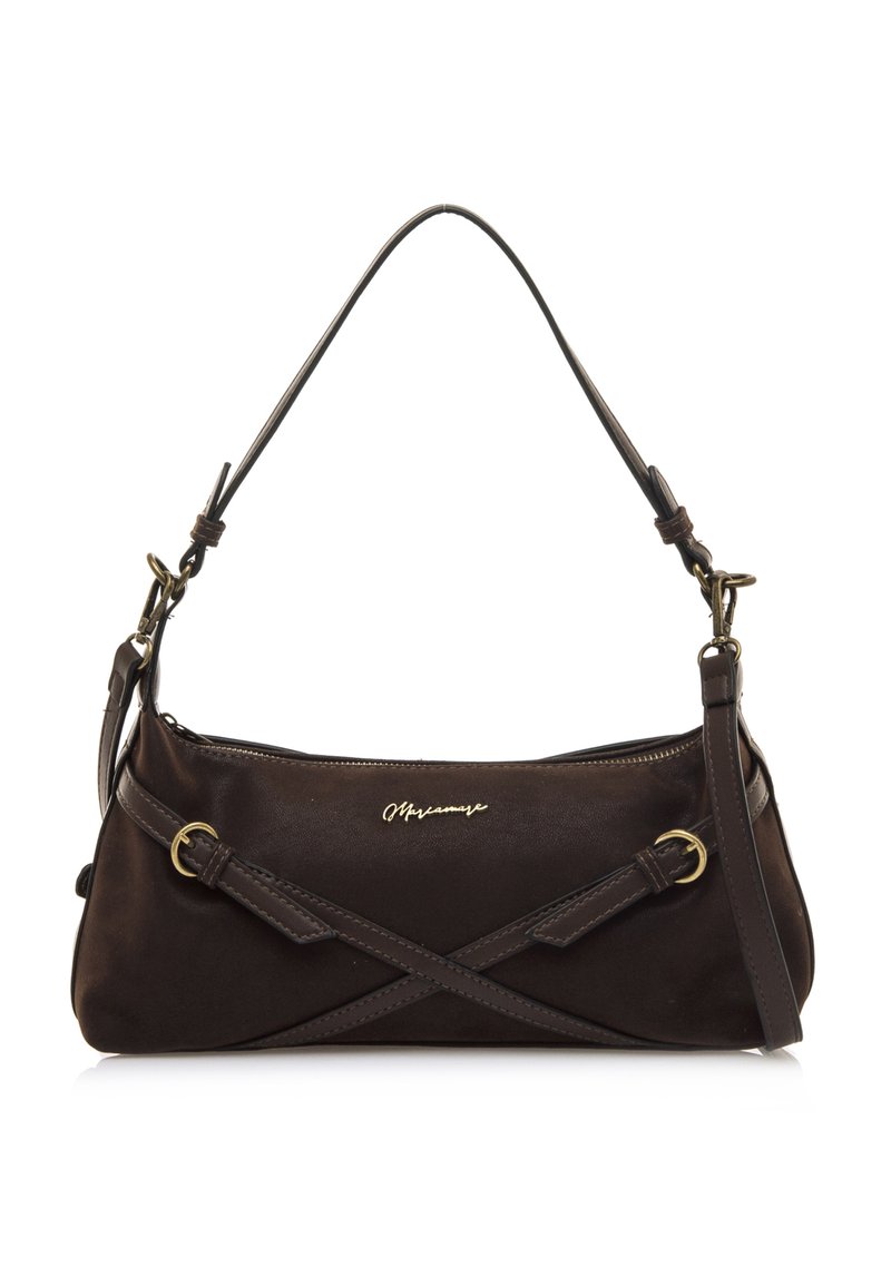 Bolso de mano de cuero marrón con una textura suave, correas dobles y un diseño cruzado. Presenta herrajes en tono dorado y un acento de logo sutil.