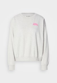 Lichtgrijze sweatshirt met een ronde hals, ribgebreide boorden en zoom. Heeft een zichtbaar roze logo op de bovenste linkerkant van de borst.