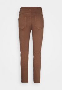 Pantalones de mezclilla marrones con un corte ajustado, que cuentan con bolsillos traseros y una textura suave. La cinturilla es de tiro alto, lo que proporciona un aspecto estilizado.