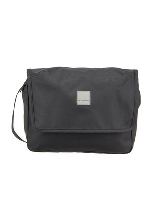 Borsa messenger rettangolare nera con chiusura a patta, maniglia laterale e una piccola etichetta quadrata con il logo Vaude al centro sul davanti.