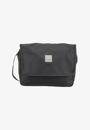 Sac messager rectangulaire noir avec fermeture à rabat, poignée latérale et petite étiquette carrée avec le logo Vaude centrée sur le devant.