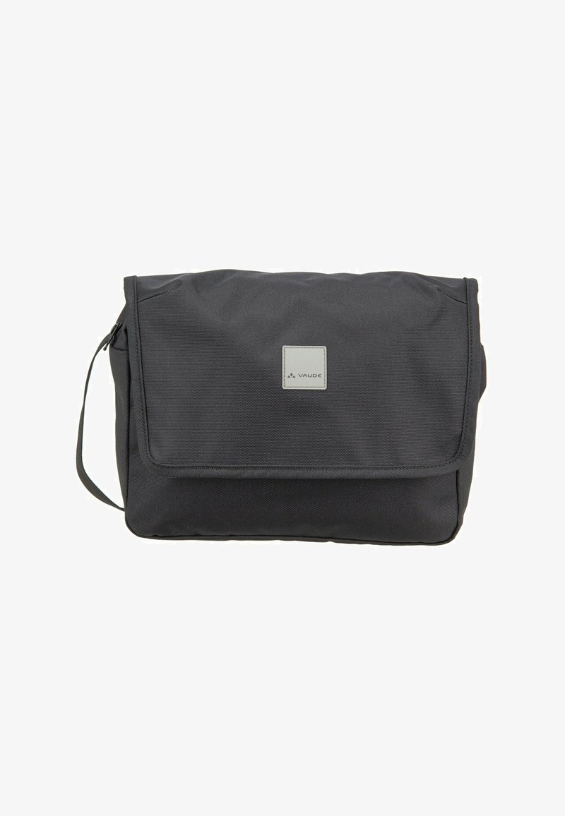 Sac messager rectangulaire noir avec fermeture à rabat, poignée latérale et petite étiquette carrée avec le logo Vaude centrée sur le devant.