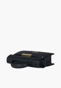 Zwarte leren handtas met gouden accenten, voorzien van een gebogen klep en een vlakke bodem, inclusief een handvat, en heeft een gladde textuur.