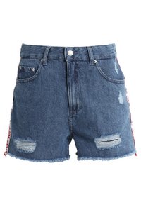 Pantalones cortos de mezclilla en azul oscuro con cintura alta, detalles desgastados, dobladillo deshilachado y franjas laterales contrastantes con texto.