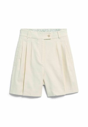 Crèmekleurige shorts met hoge taille, plooien, zijzakken, een knoopsluiting en riemlussen, plat gelegd op een witte achtergrond.