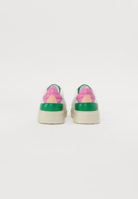Vita sneakers med gröna, rosa och persikofärgade detaljer. Har en texturerad yta och vadderad häl, med en tjock off-white sula.