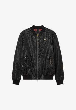 Sort læderbomberjakke med frontlynlås, ribbet krave og manchetter, tre lynlåslommer og et lille mærke på venstre ærme.