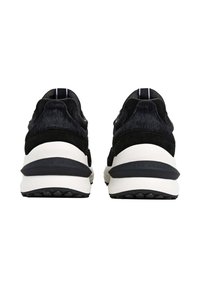 Un paio di sneaker bianche e nere viste da dietro, con suole bianche spesse e il marchio "Pepe Jeans" impresso sul tallone.