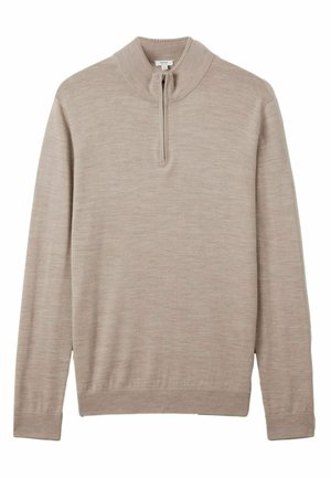 Beige zip-neck sweater lavet af blødt, let materiale. Har lange ærmer samt ribbede manchetter og krave, med en glat tekstur.