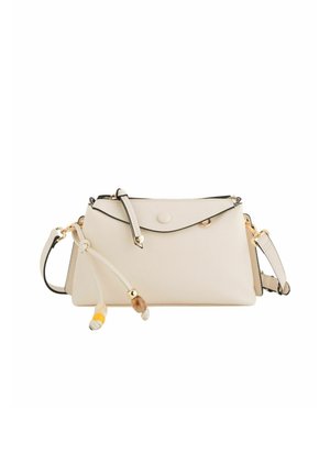 Sac bandoulière en cuir couleur crème avec rabat, fermeture éclair, bandoulière réglable et pampilles décoratives en perles sur fond blanc.