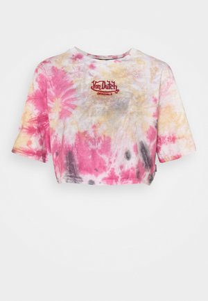 Rövid ujjú, világos rózsaszín, sárga és szürke színű, rövidre vágott batikolt póló, a mellkasán piros hímzett "Von Dutch Originals" logóval.