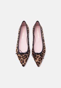 Μπαλαρίνες με λευκό βελούδο σε σχέδιο λεοπάρδαλης, μυτερές μύτες, απαλό υλικό, μαύρο τελείωμα και φιόγκους στο μπροστινό μέρος, με φωτεινή ροζ εσωτερική σόλα.