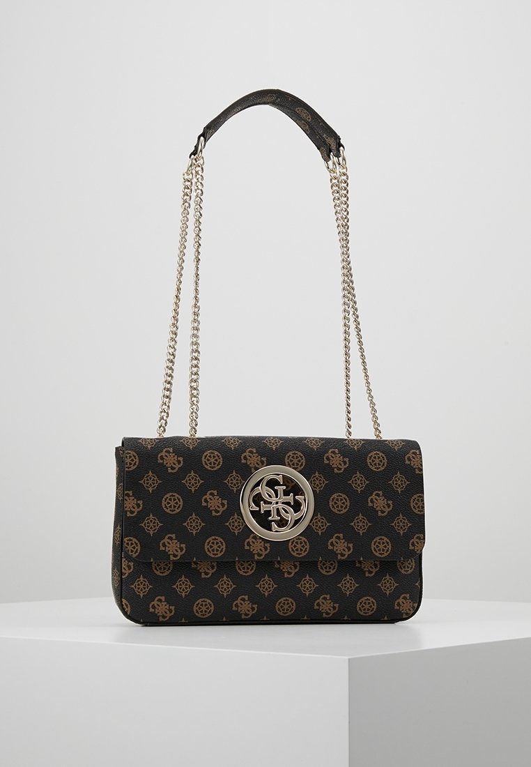 Sac à main noir avec une finition en cuir texturé, des bretelles en chaîne dorée pour l'épaule, et une fermeture logo circulaire avec un motif dessiné.