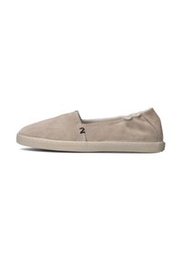 Beige suede instap schoenen met een laag profiel, ronde neus en contrasterende stiksel details langs de zool. Weinig merkvermelding zichtbaar.