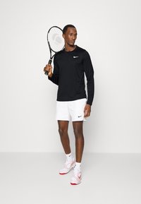 Nike Performance M NKCT DF ADVTG TOP HZ - Pikkade varrukatega topp - black/white