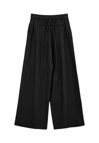 Pantaloni larghi neri realizzati in tessuto leggero, dotati di una vita elastica e due tasche laterali con una texture liscia.
