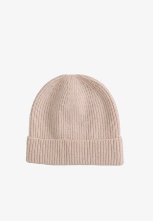 Bonnet en maille côtelée rose avec un revers, fabriqué en tissu doux, présentant une surface texturée et une coupe ajustée.