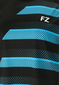 Svart sportt-shirt med djärva blå diagonala ränder och fina linjer. Inkluderar vit "FZ"-logotyp på övre vänstra sidan. Slät tygtextur.