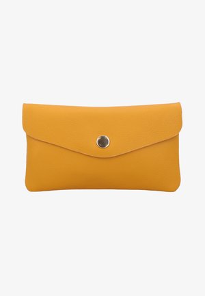 Gelbe Lederumschlag-Clutch mit einem einzelnen silbernen Druckknopfverschluss in der Mitte vorne.