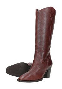 Rode leren laarzen tot de knie met een spitse neus, een lichttekstuur en een blokhak. Voorzien van gestikte details en een trekband.