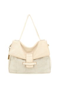 Borsa beige con una patta superiore testurizzata, sezione inferiore liscia e un dettaglio decorativo sulla tracolla. Presenta una tracolla singola e una chiusura a zip.