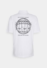 Polo blanc avec un motif au dos montrant des personnages en bâtonnet se tenant la main autour d'un globe. Le texte inclut « L'AVENIR EST LUMINEUX » et « ENSEMBLE NOUS RÉUSSISSONS ».