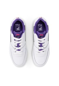 Sneaker bianche con accenti viola, design con lacci, tomaia in tessuto, soletta ammortizzata, logo sulla linguetta e pannello laterale nero a contrasto.
