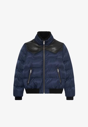 Veste matelassée couleur marine avec une empiècement en cuir noir, texture matelassée, fermetures éclair à l'avant et col montant. Poignets et ourlet côtelés complètent le design.
