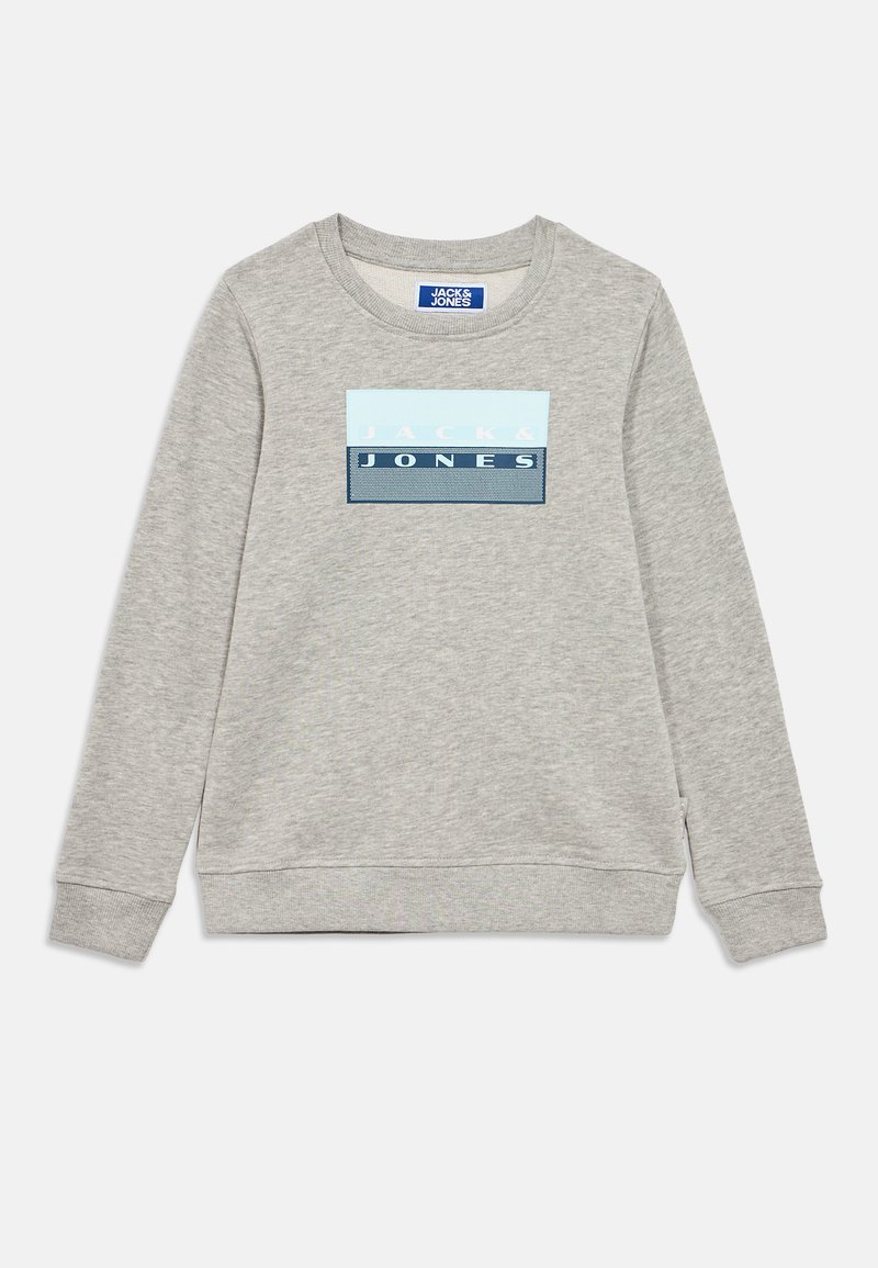 Ανοιχτό γκρι φούτερ με μακριά μανίκια, ριμπ μανσέτες και τελείωμα, με μπλε ορθογώνιο λογότυπο "JACK & JONES" στο στήθος.