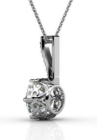 Ciondolo in argento con un intricato design a filigrana, caratterizzato da un grande cristallo trasparente al centro e una catena elegante.