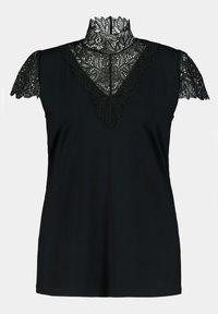 Haut noir à manches courtes avec un col montant en dentelle et des détails complexes en dentelle sur les épaules, fabriqué en tissu doux, avec une silhouette ajustée.