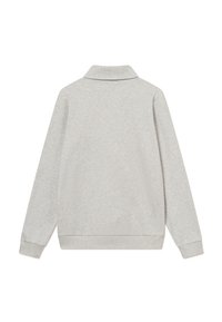 Világosszürke, hosszú ujjú pulóver, gallérral, bordás mandzsettákkal és szegéllyel, hátulról bemutatva, fehér háttéren.