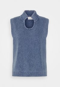 Gilet tricoté sans manches bleu avec un col montant côtelé et un motif texturé, étiquette à l'intérieur du col.