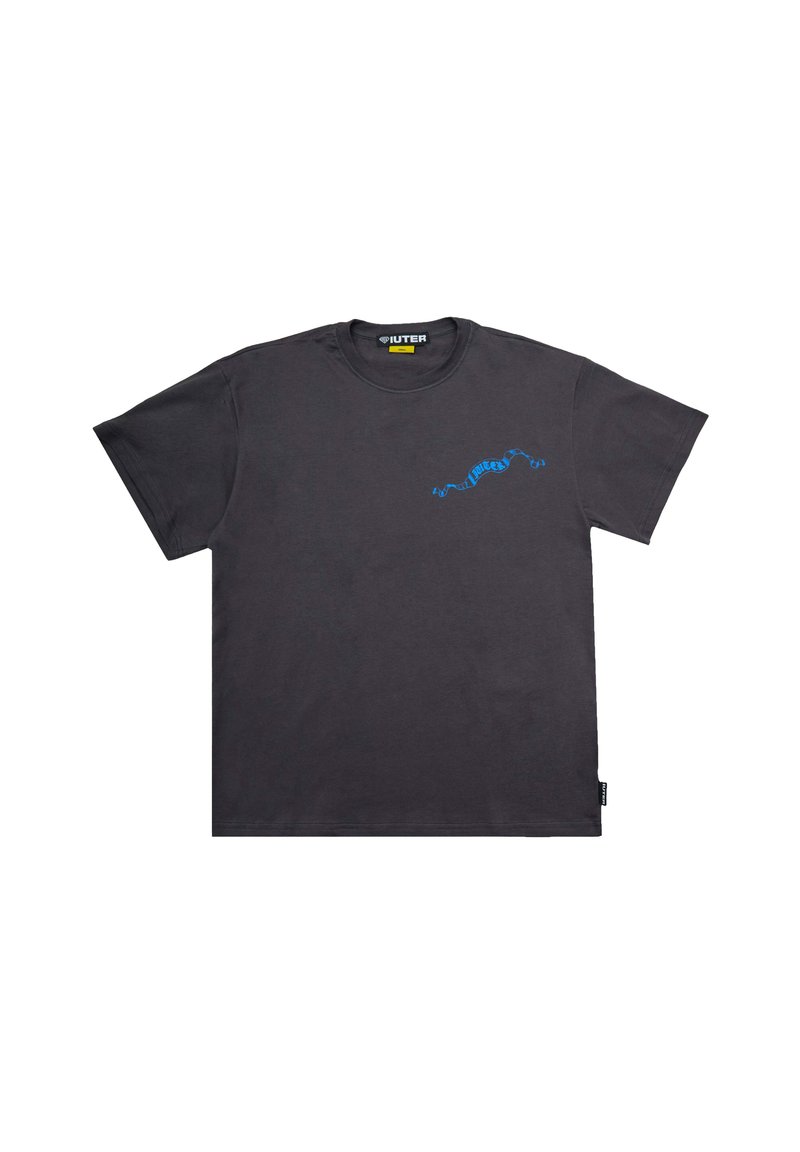 T-shirt in cotone grigio con maniche corte e un design grafico blu sul lato sinistro del petto. Etichetta visibile sull'orlo in basso a sinistra.