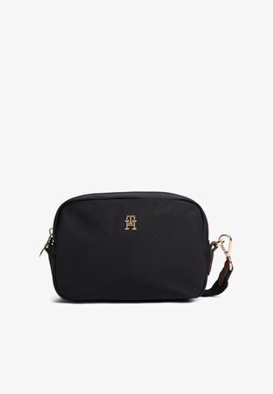 Sort rektangulær crossbody taske med guldfarvet TH-logo foran og guldlås, der fastgør justerbar rem på hvid baggrund.
