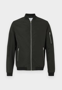 Veste bomber noire avec fermeture éclair frontale, deux poches latérales zippées, poche zippée sur la manche gauche, col, poignets et ourlet côtelés.