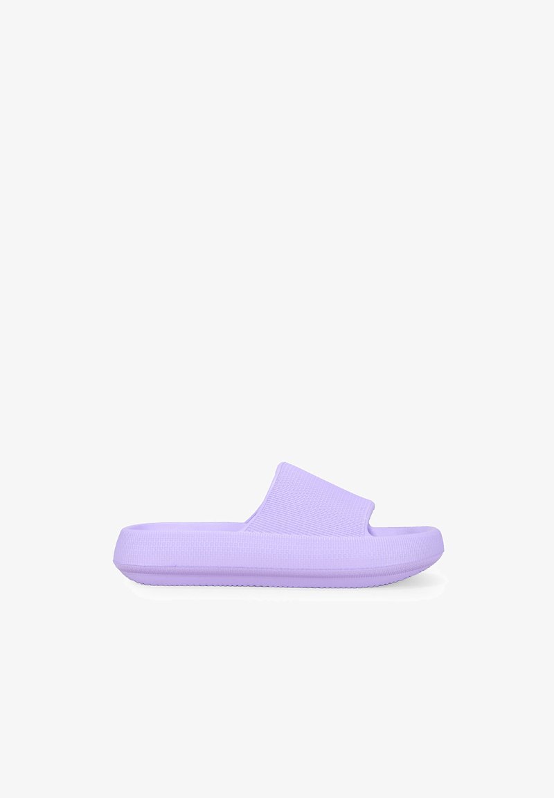 Infradito viola con una fascia testurizzata, punta aperta e una suola spessa in gomma. Il design è minimalista e contemporaneo.