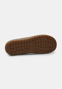 Suola di scarpa in gomma marrone con modelli di presa testurizzati. Presenta scanalature orizzontali e verticali per la trazione. Contrassegnata con la taglia 42 e il logo del marchio.