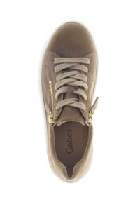Bruine suède sneakers met veters en ritsaccenten, witte rubberen zool, ronde neus en het "Gabor" logo gedrukt op de binnenzool.