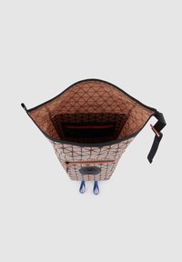 Beige totebag met een geometrische print, voorzien van een oranje ritssluiting, een zwarte bovenkant en blauwe hengsels. Ruime binnenkant met zijvak.