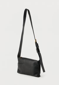 Μαύρη δερμάτινη τσάντα ώμου με υφή, κλείσιμο με φερμουάρ, ρυθμιζόμενο λουράκι και εξωτερική τσέπη. Συμπαγής ορθογώνιος σχεδιασμός.