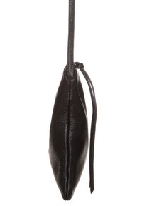 Musta nahkainen clutch-laukku, jossa on ohut, pitkänomainen muoto, teksturoidulla pinnalla ja yksittäisellä kantohihnalla.