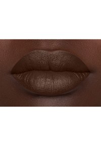 Matte bruine lippen met een gladde textuur, met gedefinieerde contouren en een subtiele glans. Close-up bekijken, zonder extra context of achtergrond.