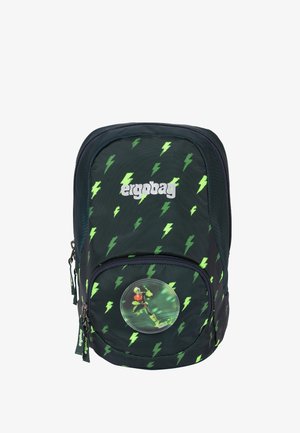 Sac à dos vert foncé avec un motif d'éclairs verts, comportant un écusson en forme de personnage sur le devant et un compartiment principal zippé.