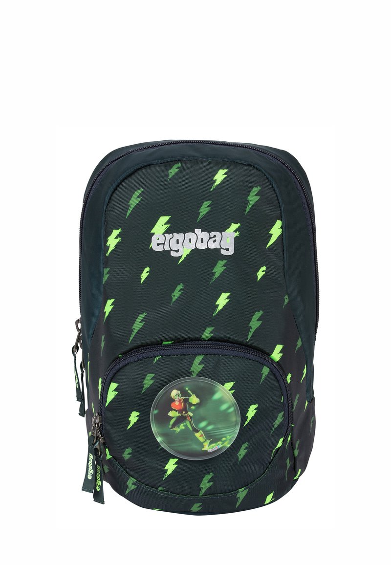 Dunkelgrüner Rucksack mit grünem Blitzmuster, ausgestattet mit einem runden Charakter-Patch auf der Vorderseite und einem Reißverschluss-Hauptfach.