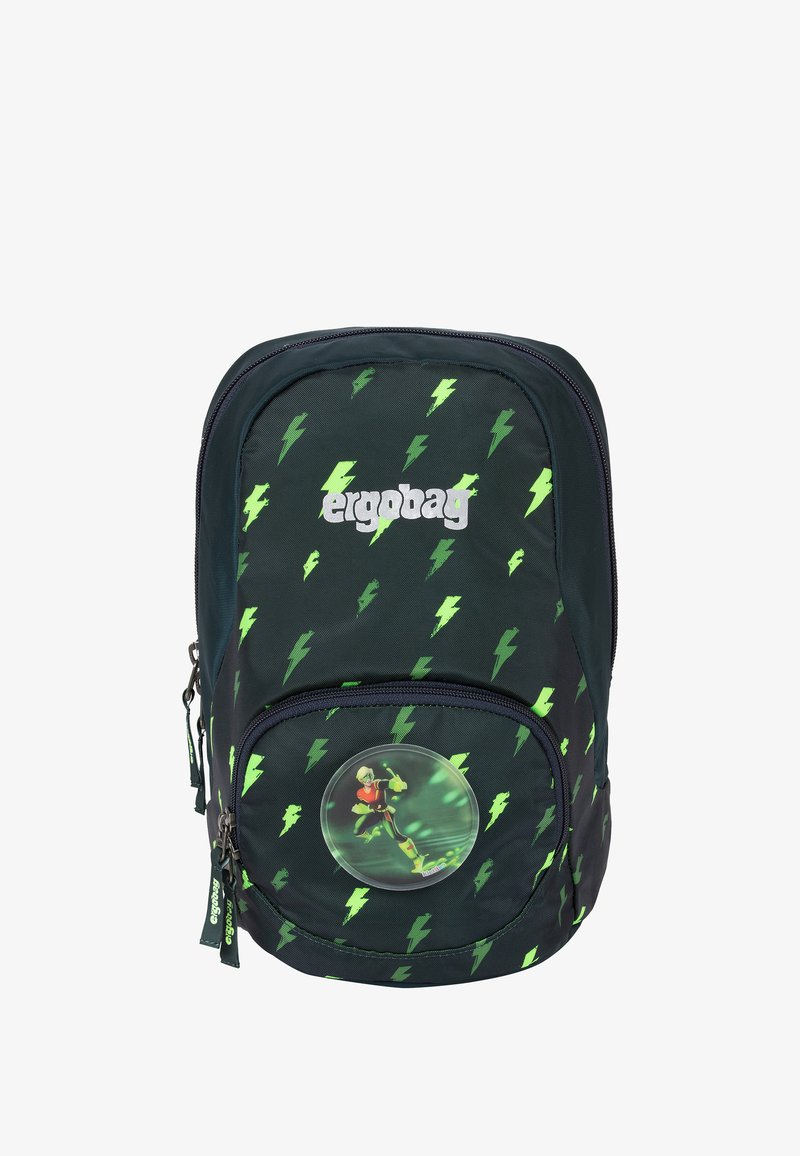 Dunkelgrüner Rucksack mit grünem Blitzmuster, ausgestattet mit einem runden Charakter-Patch auf der Vorderseite und einem Reißverschluss-Hauptfach.