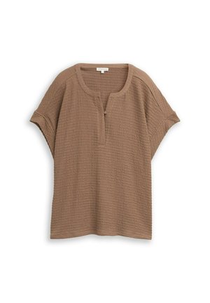 Haut marron à manches courtes texturé avec encolure ronde, patte de boutonnage à un seul bouton et coupe ample.