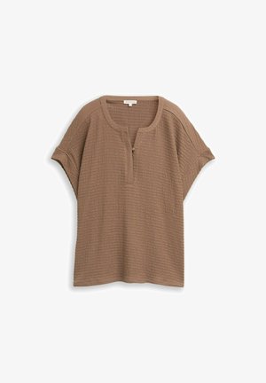 Haut marron à manches courtes texturé avec encolure ronde, patte de boutonnage à un seul bouton et coupe ample.