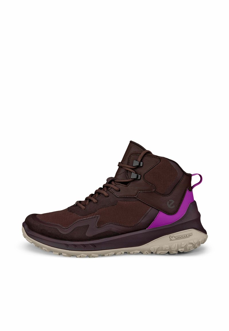 Scarpa sportiva alta marrone con dettagli viola, tomaia in tessuto, suola in gomma, sovrapposizioni testurizzate e sistema di allacciatura per una vestibilità sicura.
